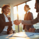 Acheteur immobilier souriant signant un contrat avec un professionnel