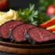 Boudin noir tranché avec purée et pommes caramélisées