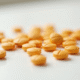 Complément de vitamine niacin en comprimés sur fond blanc