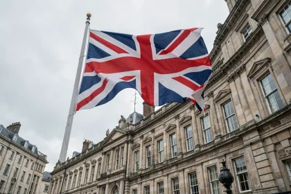 Drapeau du Royaume-Uni Union Jack flottant sur un mât devant un bâtiment gouvernemental victorien à Londres