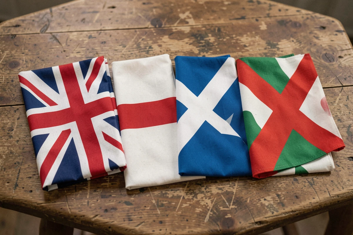 Disposition à plat des quatre drapeaux composant l'Union Jack : Saint-Georges, Saltire écossais, Saint-Patrick et Union Jack complet