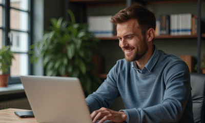 Homme au bureau vérifiant sa connexion VPN