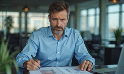 Homme d'âge moyen au bureau examinant des documents