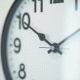 Horloge moderne avec chiffres noirs gros en gros plan