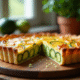 Tarte à la courgette fraîche sur une table en bois